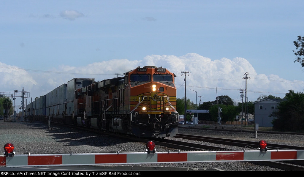 BNSF 4635 Leads an Intermodal Train